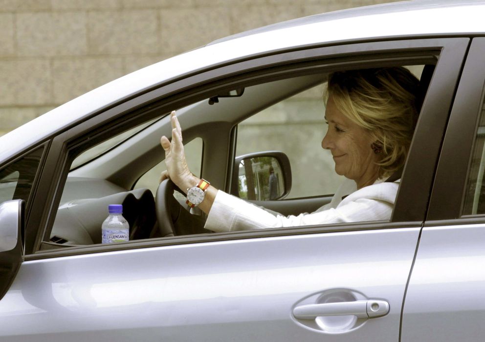 Foto: Esperanza Aguirre conduciendo su vehículo (EFE)