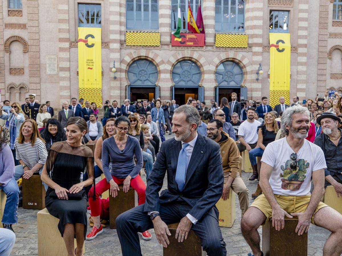 Foto: Los Reyes se animan a participar en una "cajoneada" en Cádiz.
