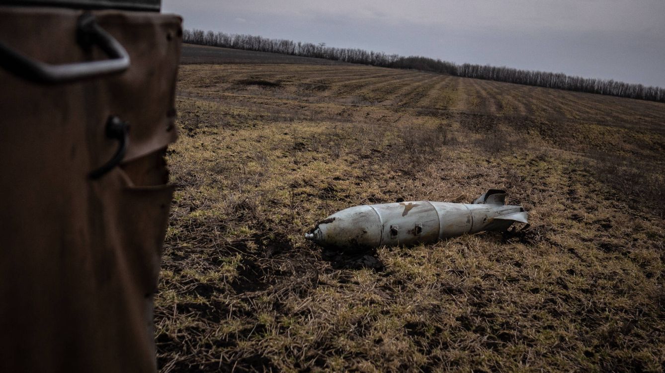 Una bomba de avión sin detonar en los campos de Donetsk (Fermín Torrano)