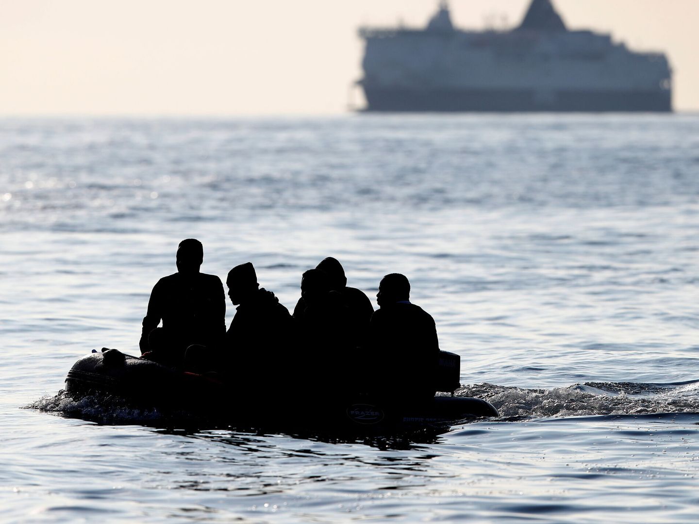 Pequeño bote con el que cruzan los migrantes el Canal de la Mancha. En la imagen, cerca de Dover. (Reuters/Peter Nicholls)