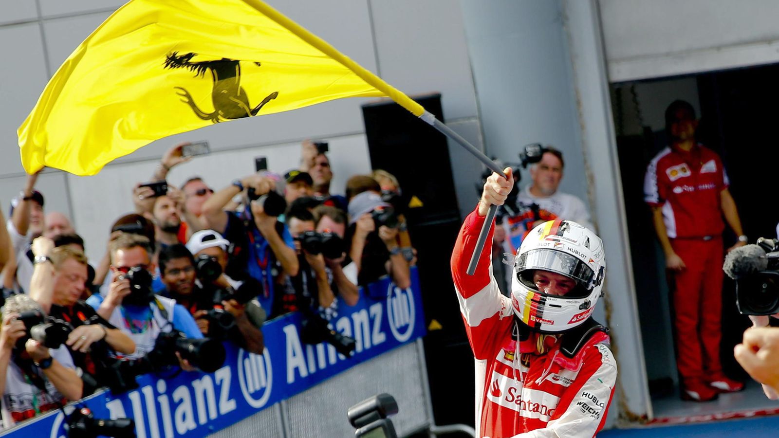 Foto: Sebastian Vettel ondeando la bandera del Cavallino en Sepang.