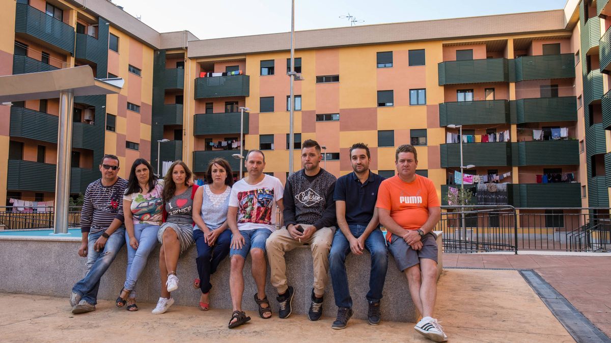 Guerra entre okupas y vecinos en los pisos de la crisis: "Hemos tenido que hacer un muro"