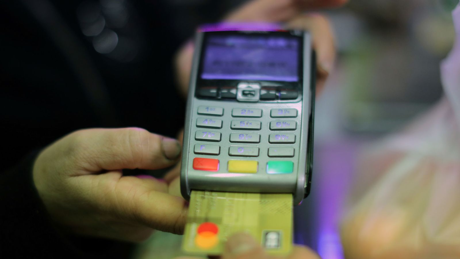 Foto: Un cliente utiliza su tarjeta de crédito para pagar en una tienda de alimentacion. (Reuters)