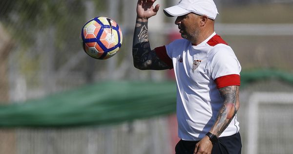 Foto: Jorge Sampaoli, durante un entrenamiento del Sevilla. (EFE)