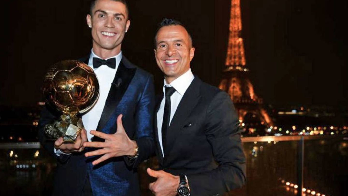 Cristiano Ronaldo posa con el trofeo del Balón de Oro junto a Jorge Mendes. (Efe)