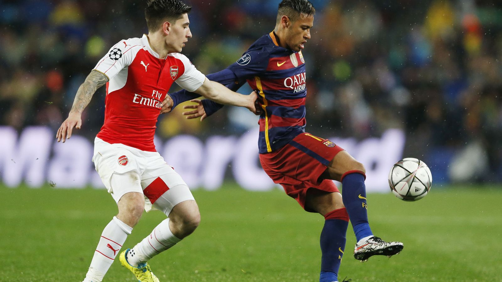 Foto: Héctor Bellerín, con Neymar, durante el Barça-Arsenal de Champions. (Reuters)