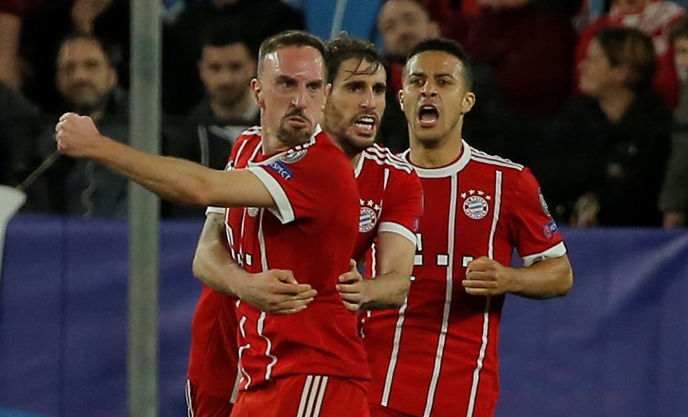 Ribery celebra su gol con Javi Martínez y Thiago. (EFE) 