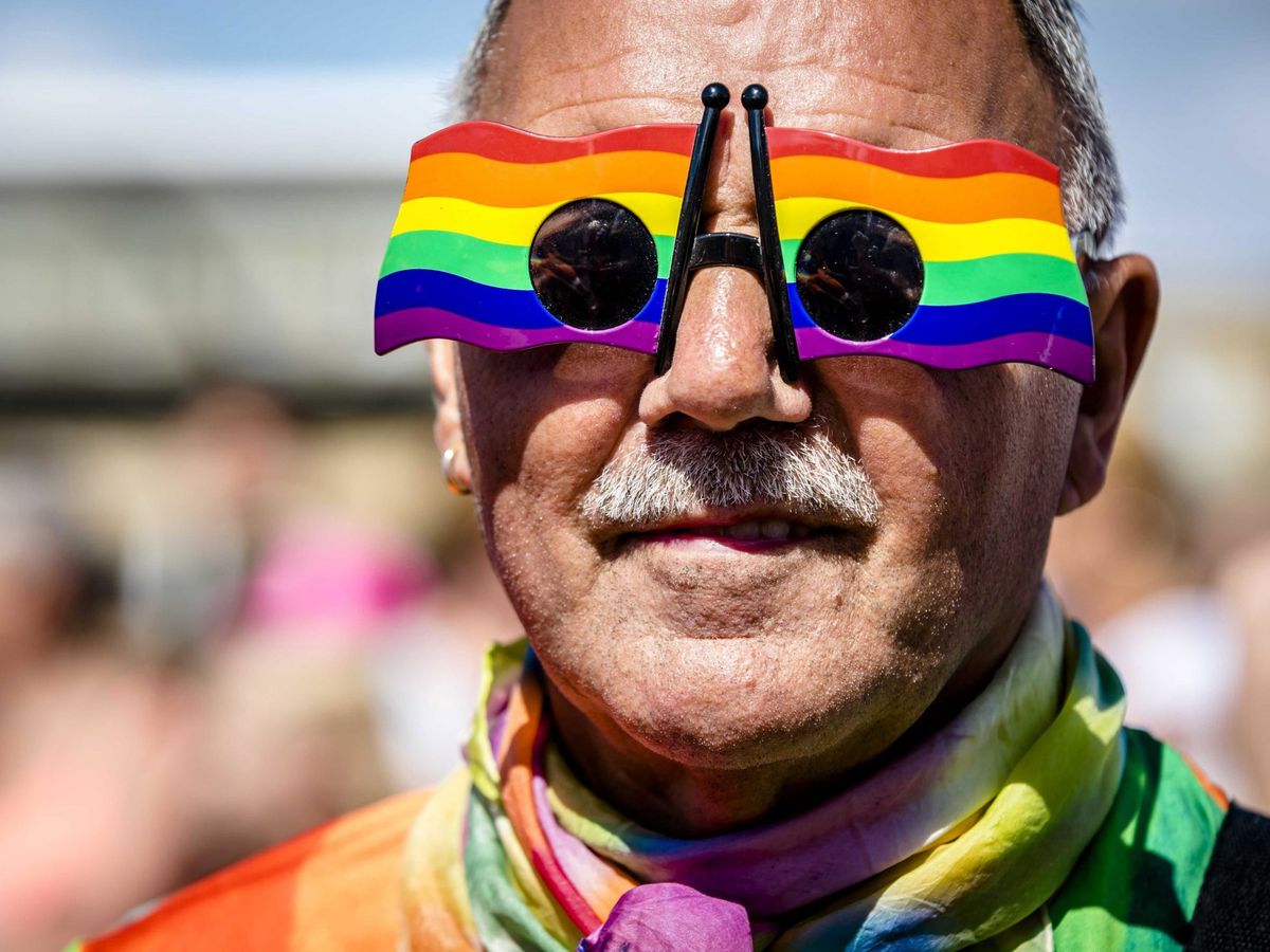 Foto: Un hombre lleva unas gafas decoradas con la bandera del arcoíris durante la marcha del Orgullo Gay celebrada en Zandvoort (Holanda). (EFE/Bart Maat)