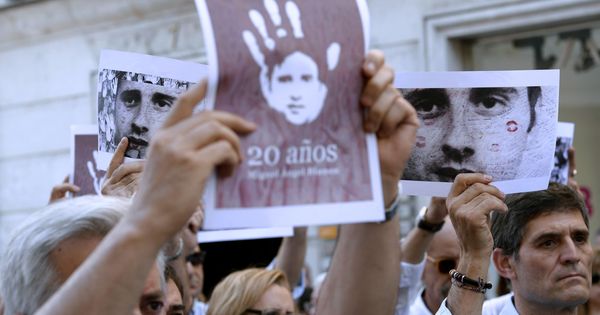 Foto: Varias personas muestran un cartel con el rostro de Blanco con motivo del 20 aniversario de su asesinato este lunes en Valladolid en un homenaje organizado por el PP. (EFE)