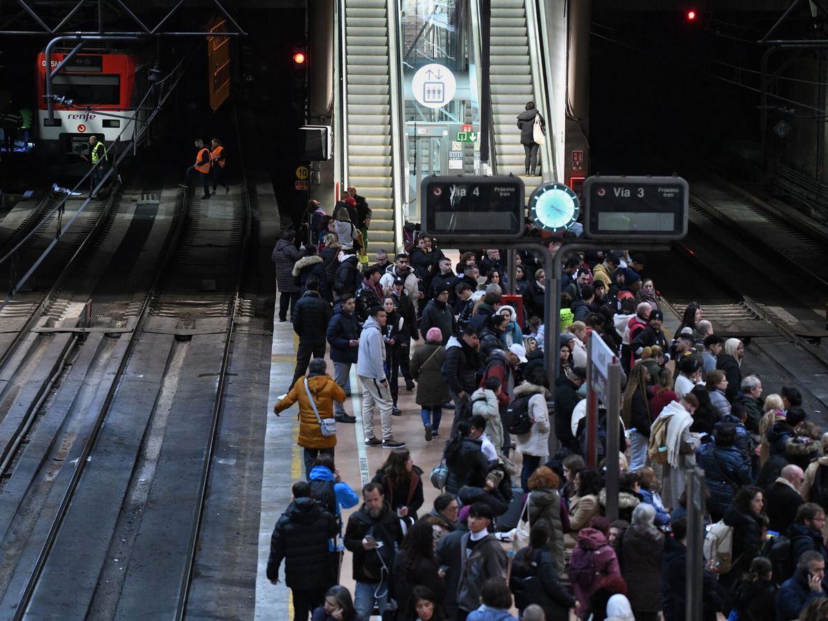 Foto: Decenas de personas esperan a que se restablezca el servicio en la estación de Puerta de Atocha-Almudena Grandes. (Fernando Sánchez/Europa Press)