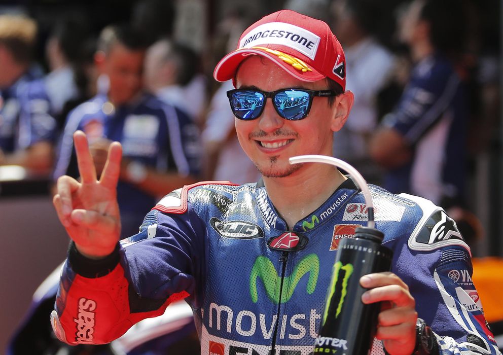 Foto: Lorenzo saluda a los fans durante el Gran Premio de Montmeló. 