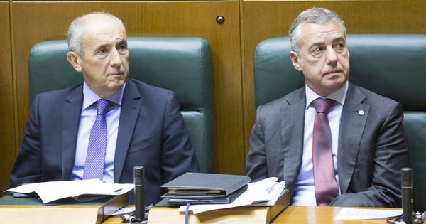 Foto: Josu Erkoreka (dcha.) e Iñigo Urkullu, en un reciente pleno en el Parlamento vasco. (EFE)