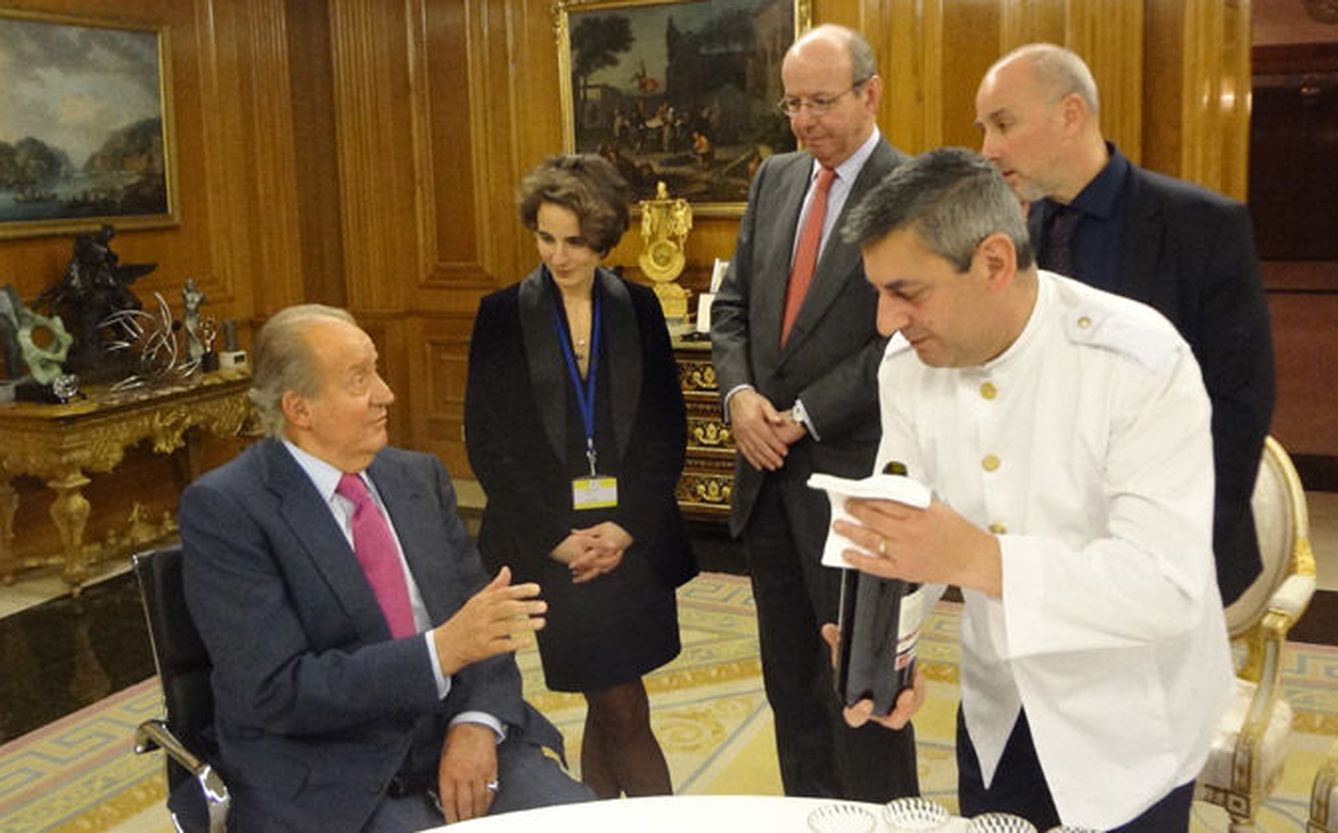 El rey Juan Carlos, junto a Laurence Debray durante la grabación de un documental en 2016.