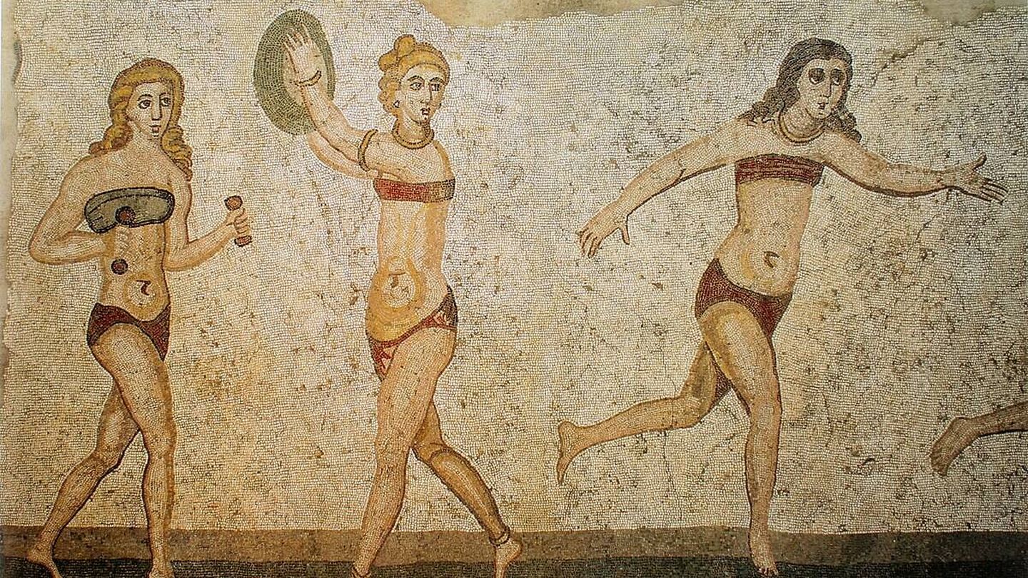 Mujeres de Pompeya hacen deporte con atuendos muy similares a los bikinis actuales en un mosaico hallado en Sicilia. (Wikipedia)