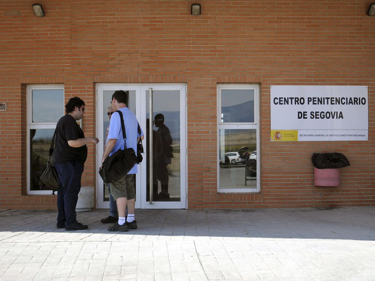 Foto: La entrada de la cárcel de Perogordo, en Segovia (EFE)
