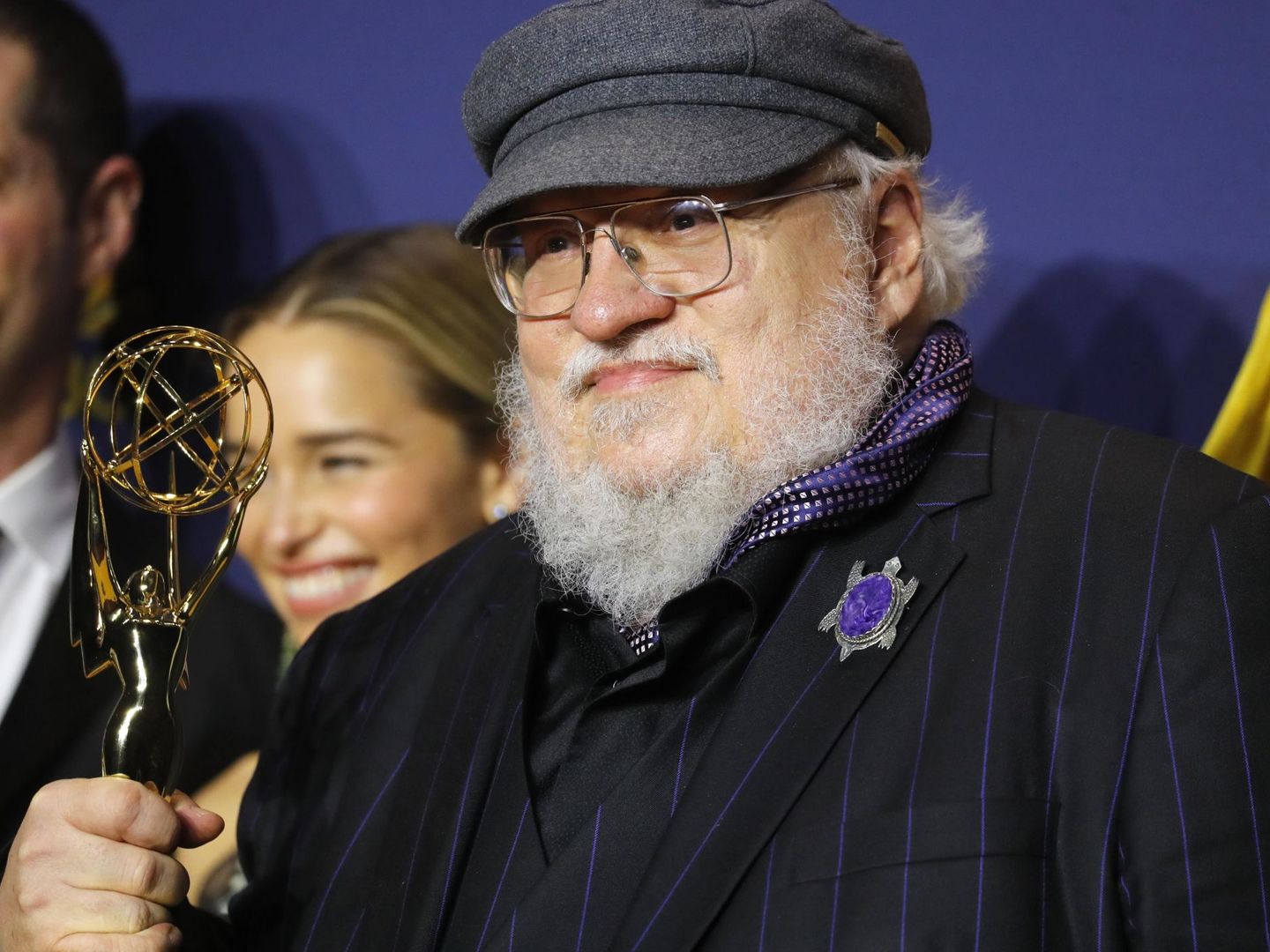 George R. R. Martin posa con el Emmy a la Mejor Serie Dramática. (Reuters)