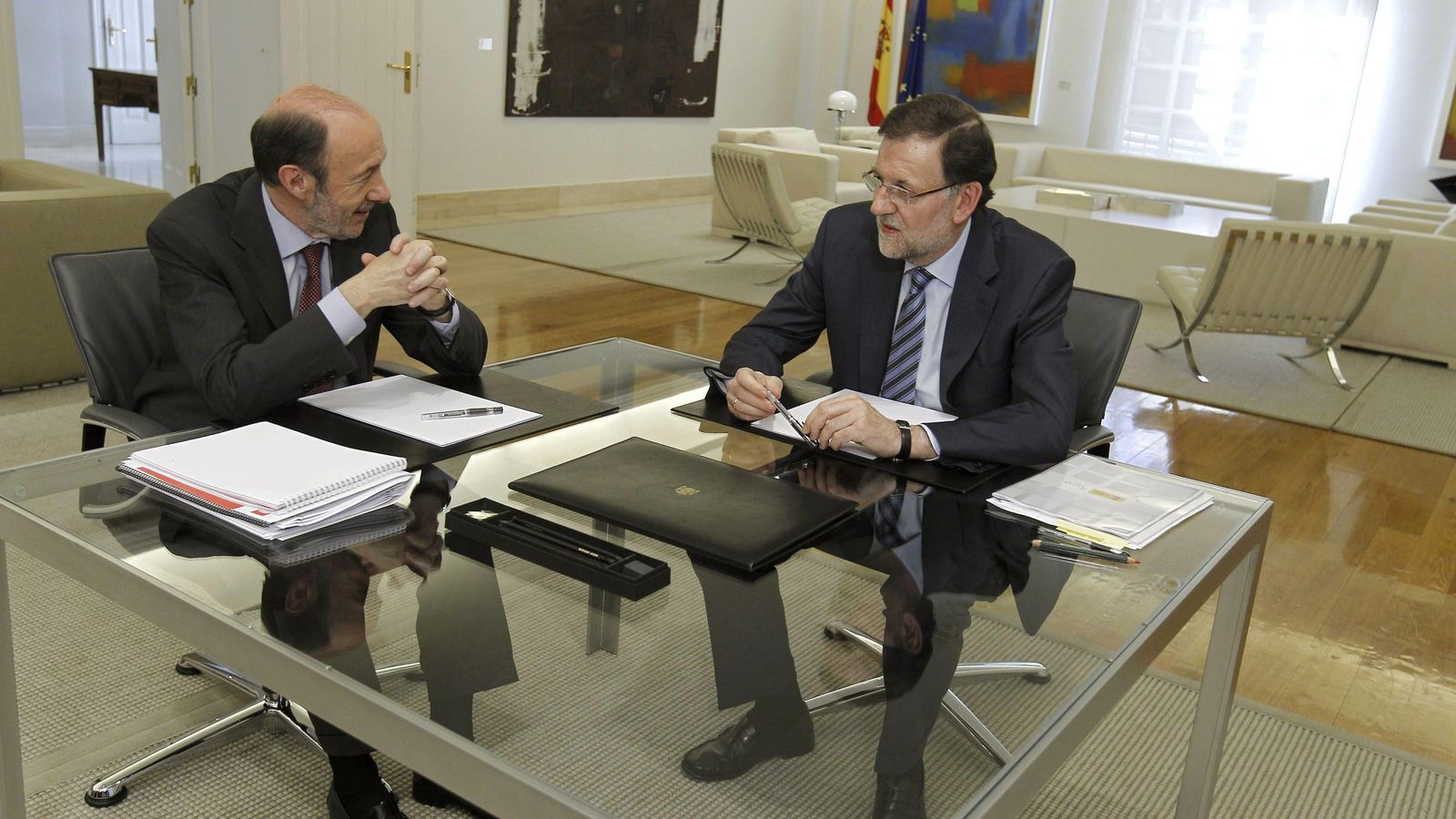 Foto: El presidente del Gobierno, Mariano Rajoy, con el exsecretario general del PSOE, Alfredo Pérez Rubalcaba, en una imagen de archivo. (Efe)