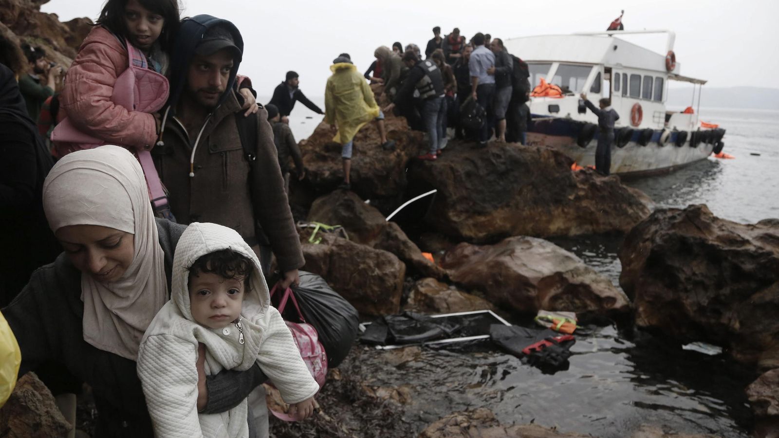 Foto: Refugiados y migrantes sirios llegan a la isla de Lesbos. (EFE)