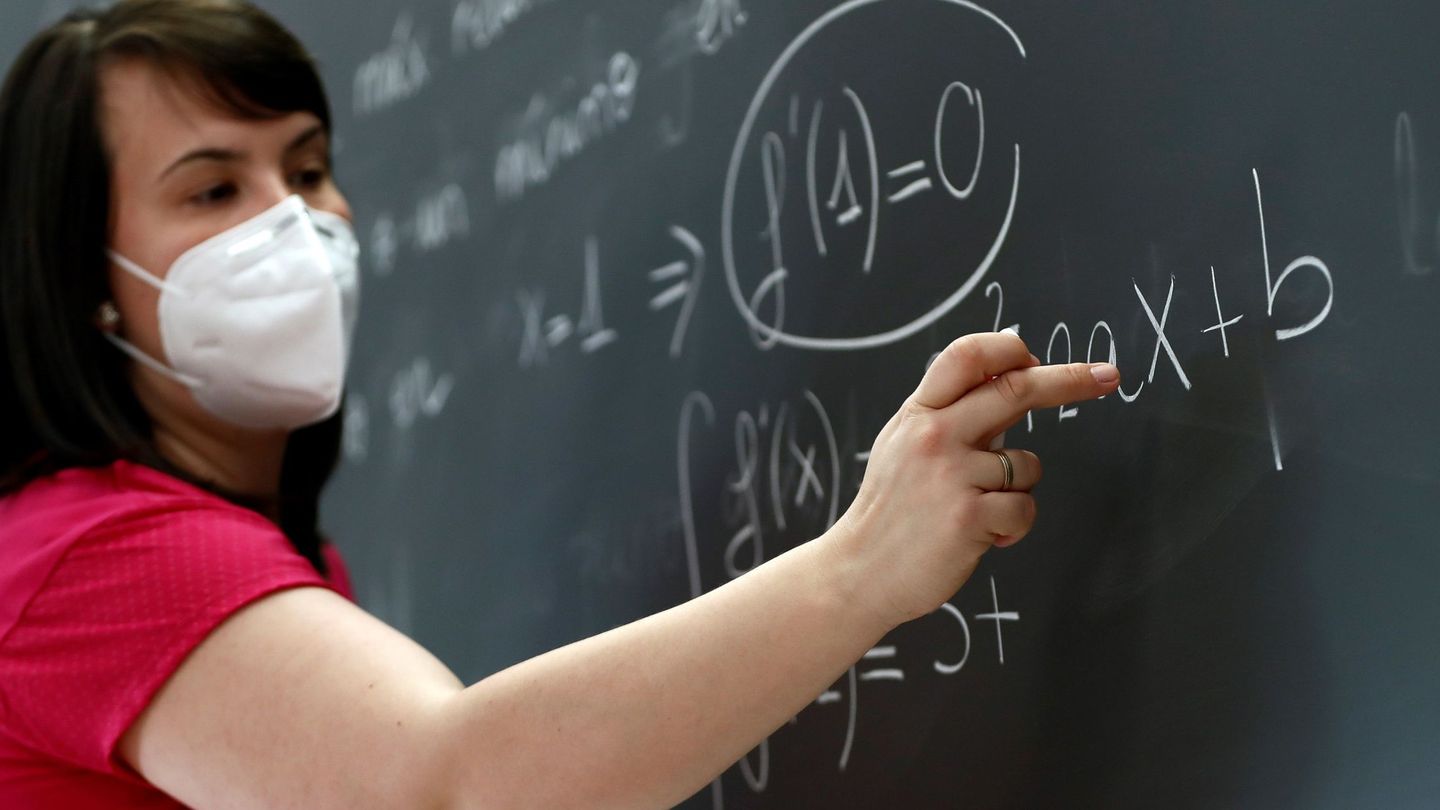 Una profesora dando una clase de matematicas. Foto: EFE Mariscal