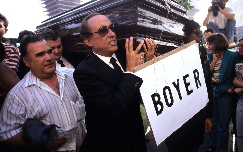 Ruiz-Mateos simulando la muerte de Boyer en los 90. (Gtres)