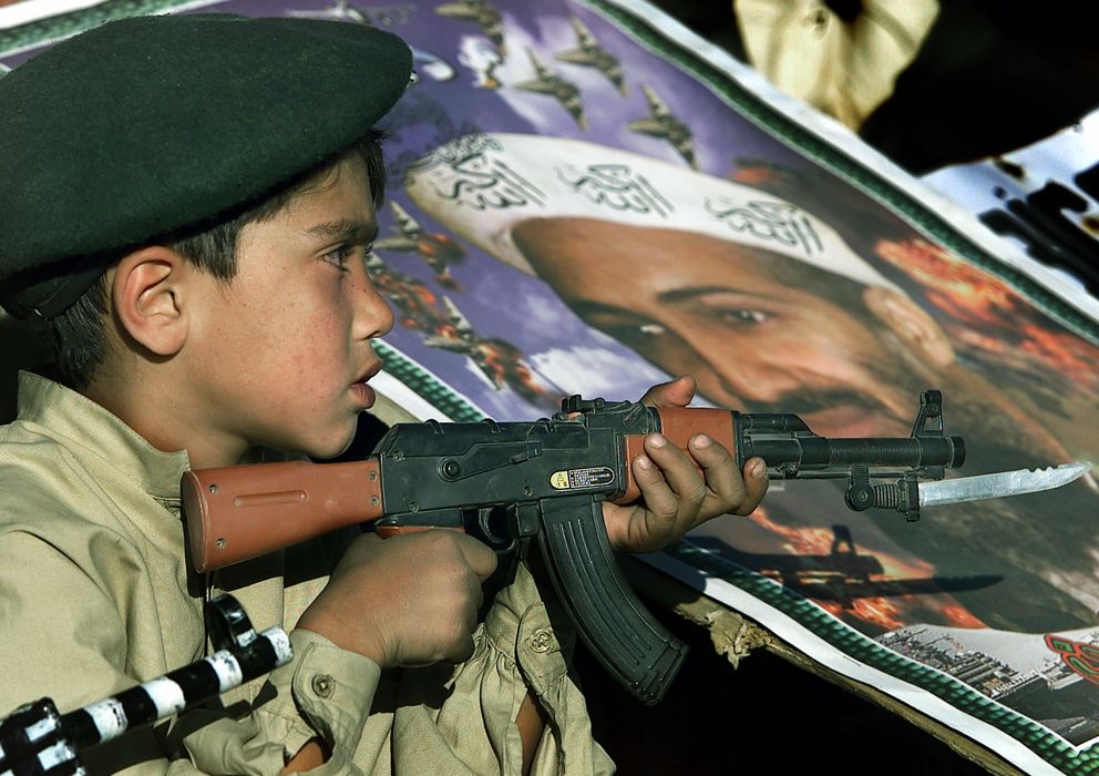 Foto: Un niño sostiene un arma de juguete en una manifestación protalibán en Pakistán (Reuters).