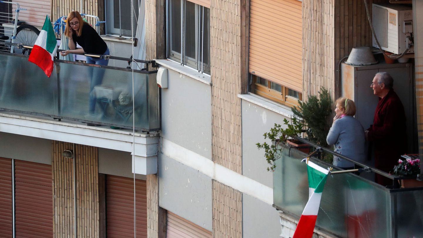 Vecinos charlan desde sus balcones en Roma. (Reuters)