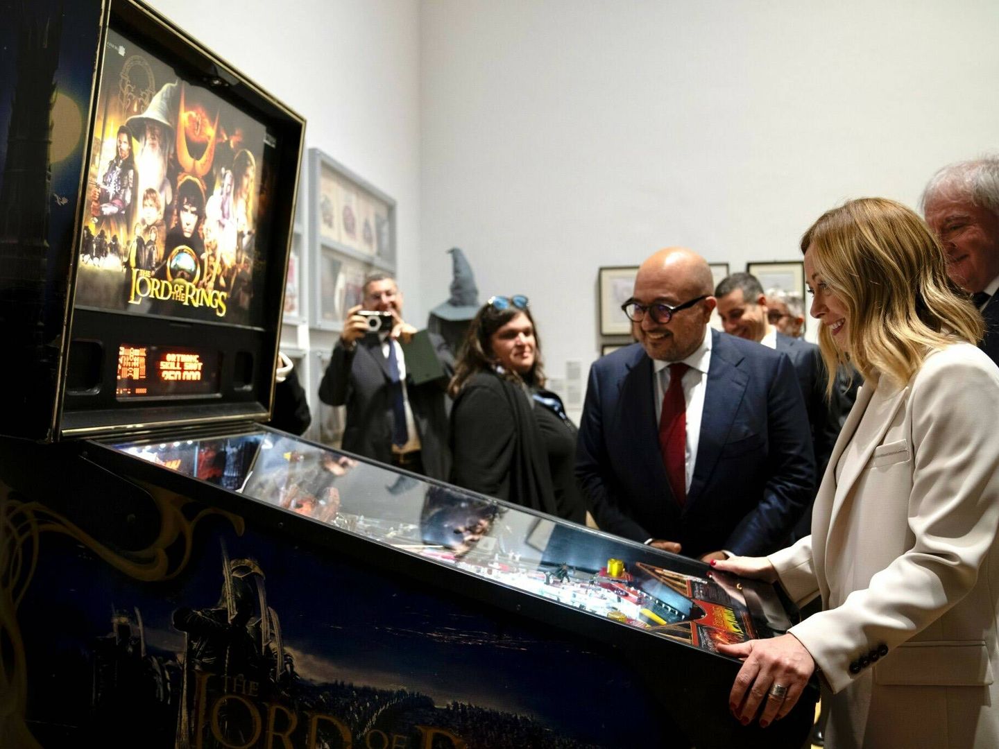 Giorgia Meloni, jugando en una máquina pinball de 'El Señor de los Anillos' en la exposición de Tolkien en  Roma. (La Galleria Nazionalle)
