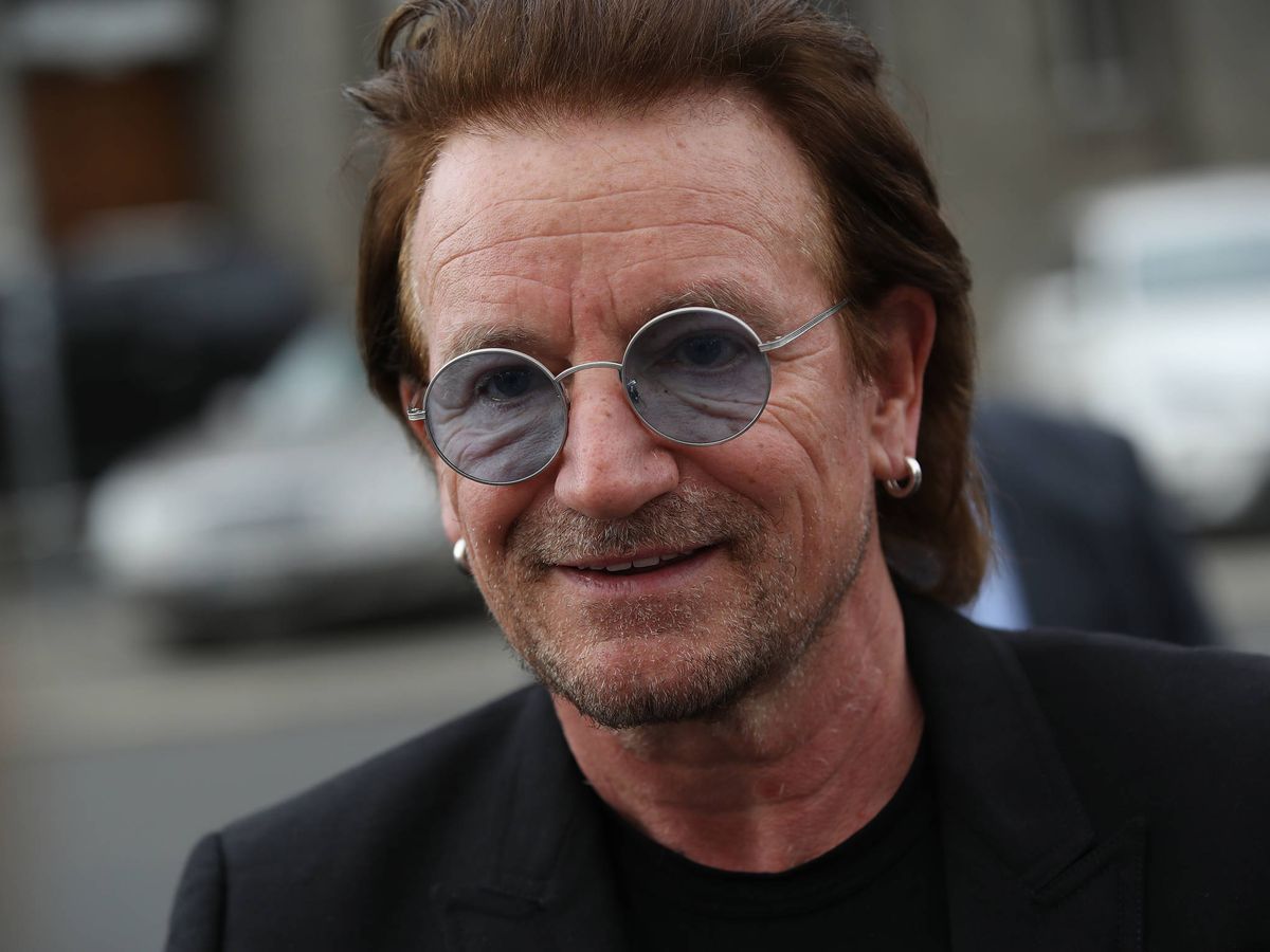 su abrazo Hambre Bono (U2), lanza su primera canción en 3 años dedicada a los italianos en  cuarentena