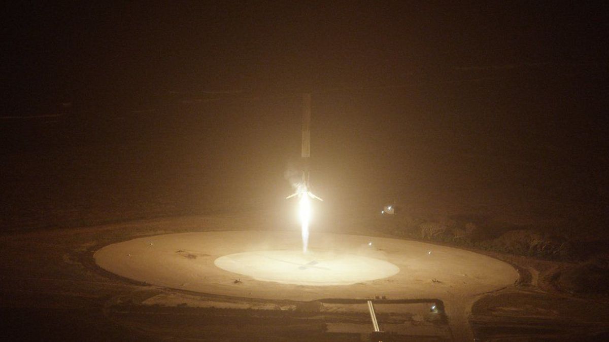 SpaceX hace historia y logra aterrizar verticalmente el cohete Falcon 9