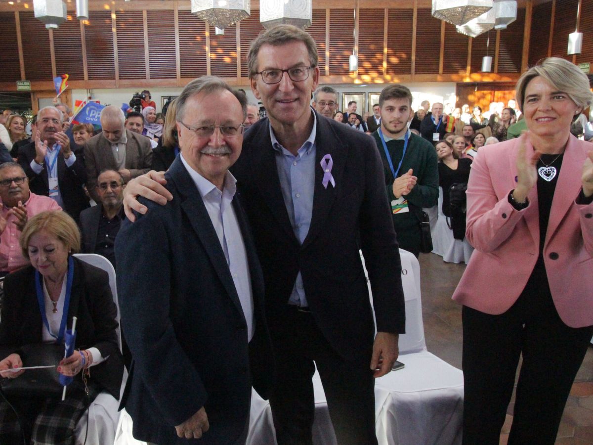 Foto: Alberto Núñez Feijóo, con Juan Jesús Vivas en el Congreso del PP de Ceuta. (EFE/Reduan)