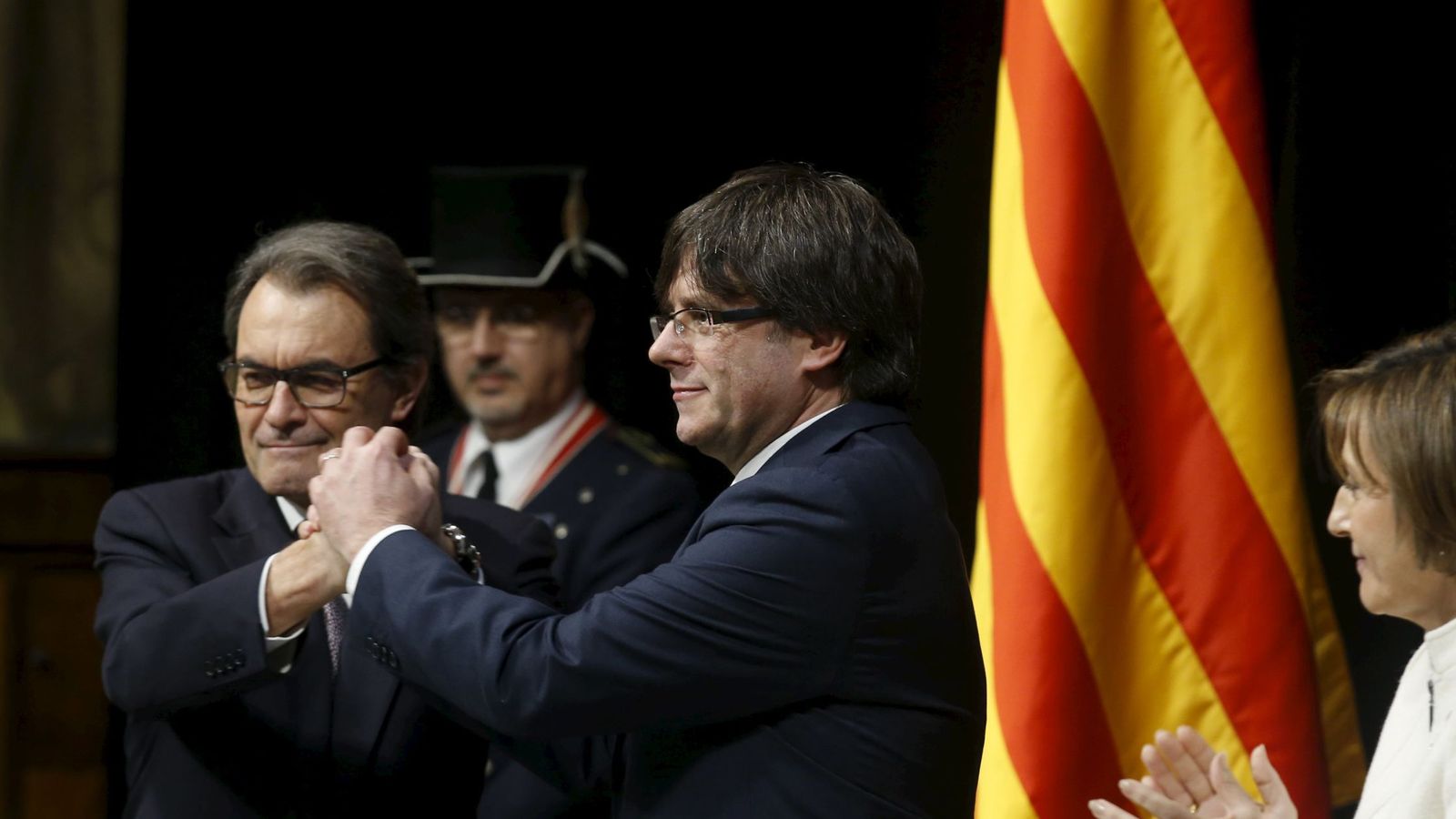 Foto: Carme Forcadell en la toma de posesión de Carles Puigdemont. Junto a ellos, el expresidente de la Generalitat, Artur Mas. (Reuters) 