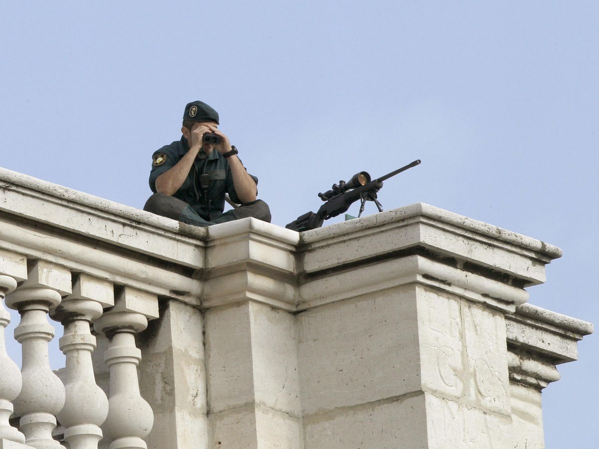 Foto: Un agente de la Guardia Civil, en la plaza de Oriente de Madrid. (EFE/Juan Carlos Cárdenas)