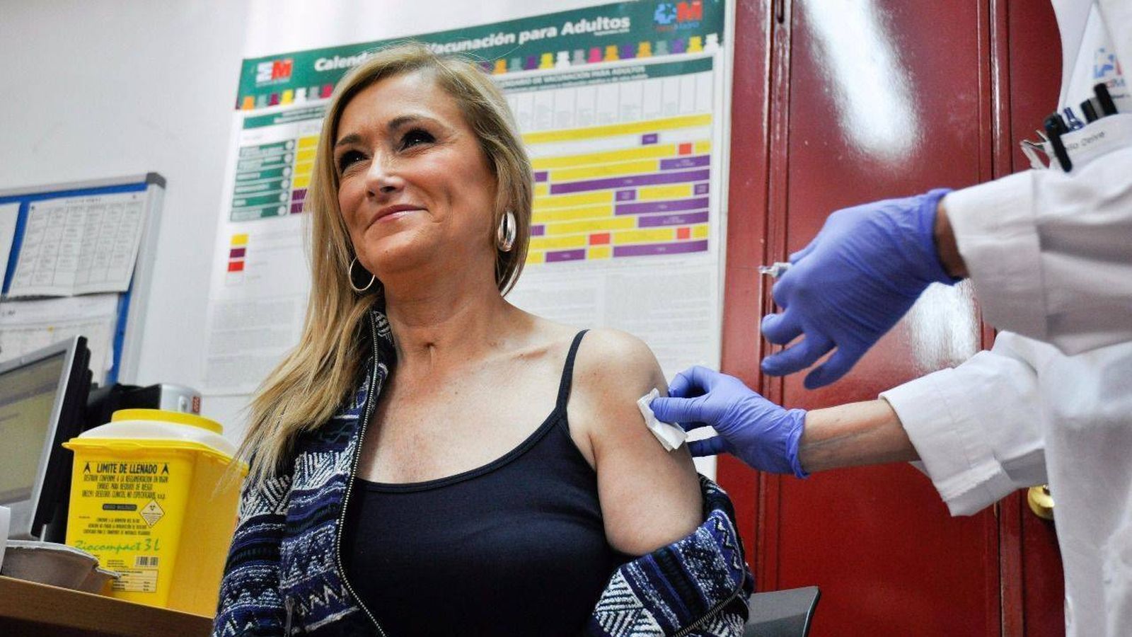 Foto: La presidenta regional, Cristina Cifuentes, vacunándose de la gripe