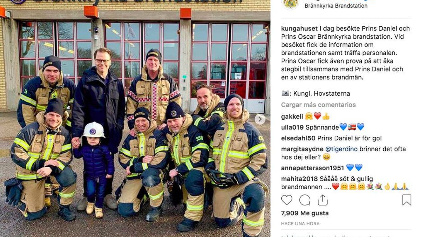 El príncipe Oscar visita una estación de bomberos junto a su padre. (Redes sociales)