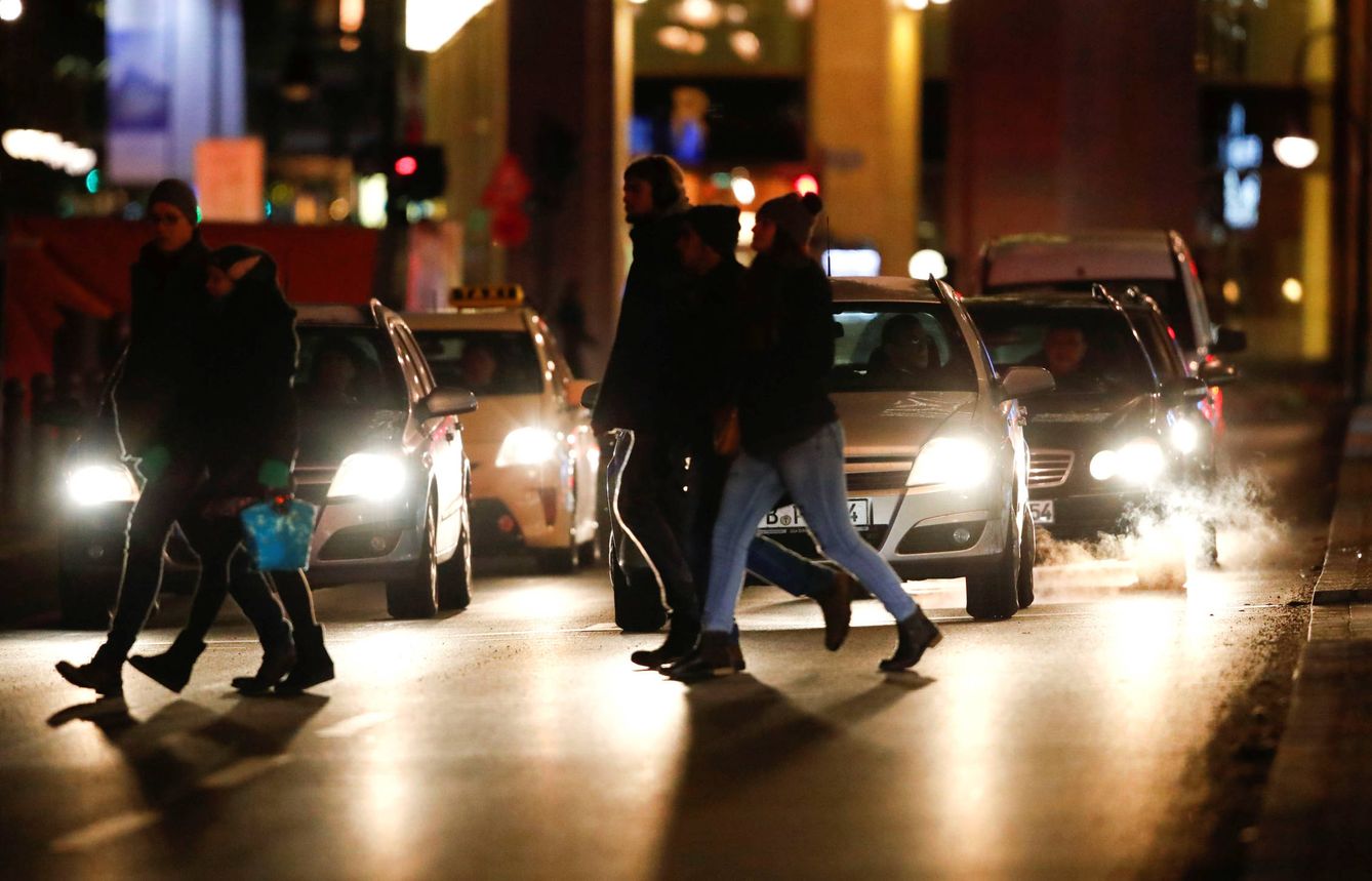 Unos peatones cruzan en la misma zona del atentado con un camión contra un mercadillo en Berlín a finales de 2016. (Reuters)