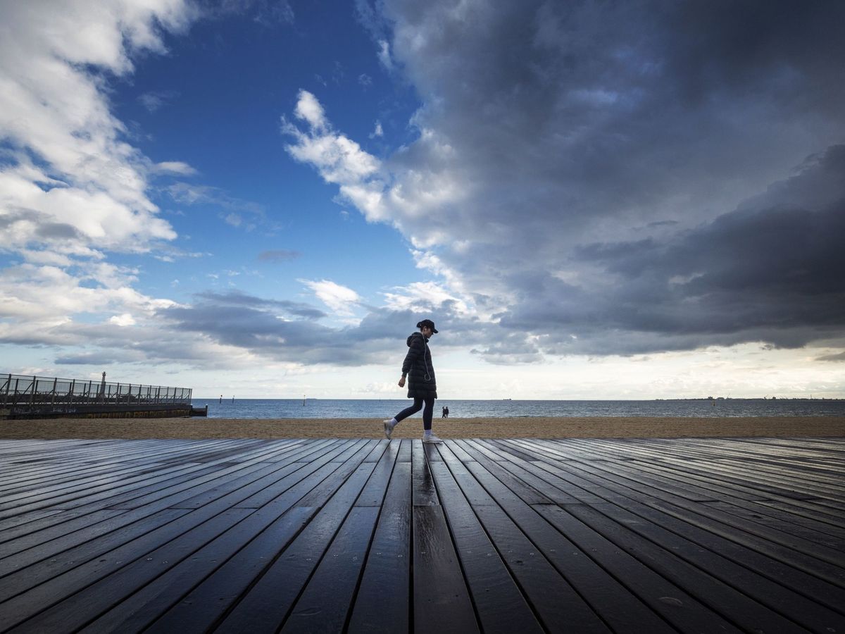 Foto: Una mujer pasea por la playa de San Kilda, en Melbourne (Australia). (EFE)