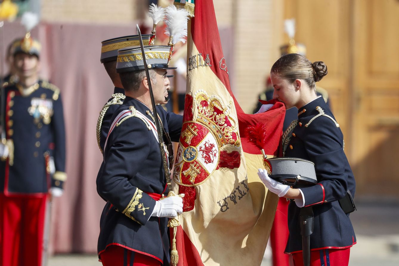 La Princesa de Asturias besa la bandera. (EFE)