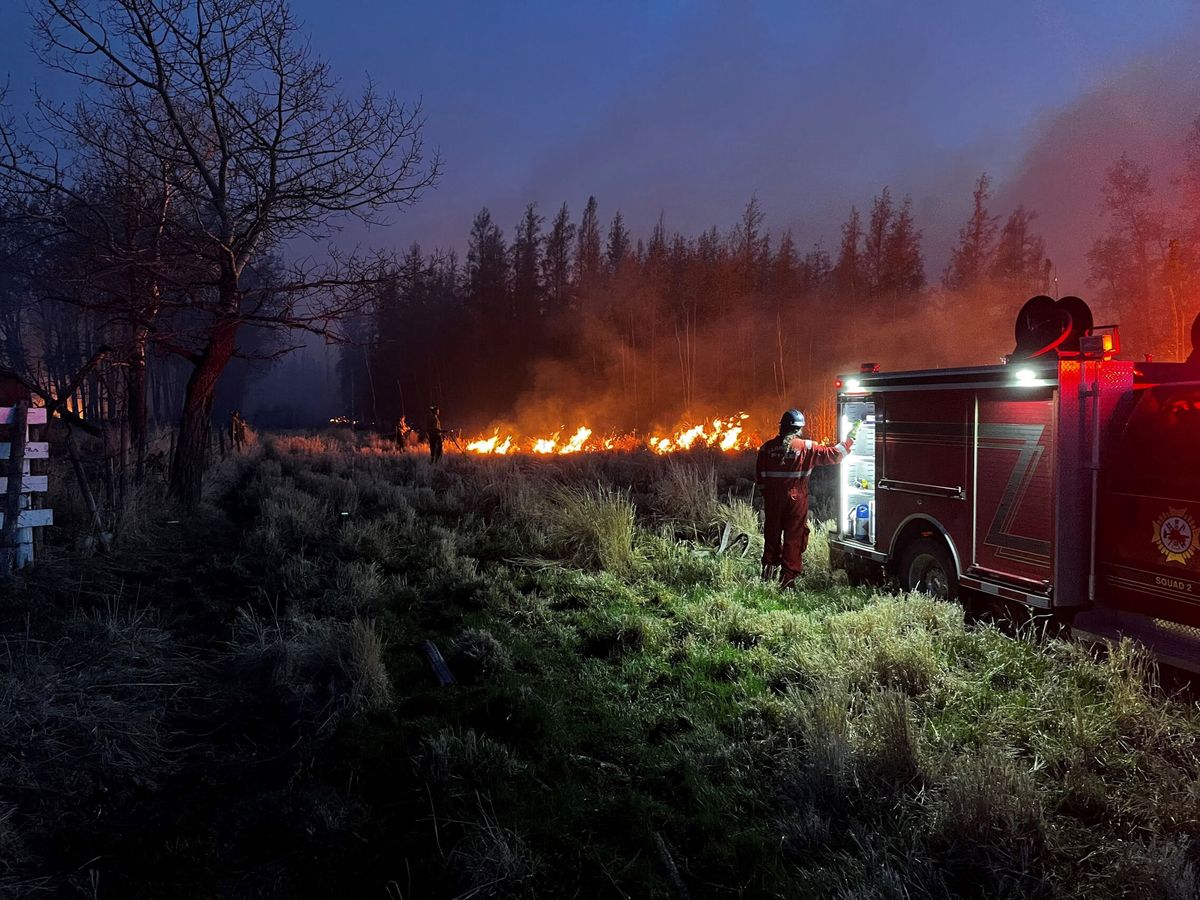 Foto: Así es la impresionante pared de fuego y humo que se ha creado en el incendio de Canadá.(EFE / EPA / ALBERTA )