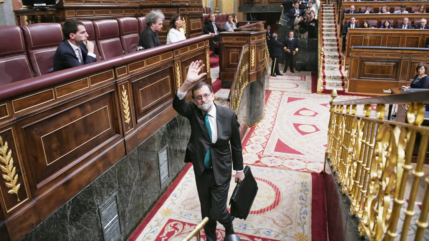 El presidente del Gobierno, Mariano Rajoy, sale del Congreso tras participar en el debate. (Dani Gago)