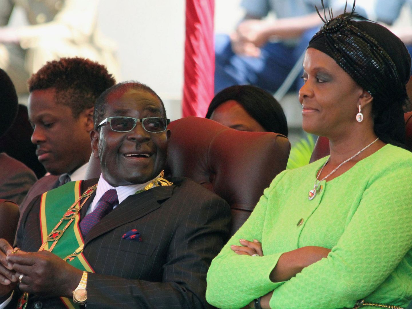Mugabe y su esposa Grace asisten al desfile del Día de las Fuerzas Armadas en Harare, en 2014. (Reuters)