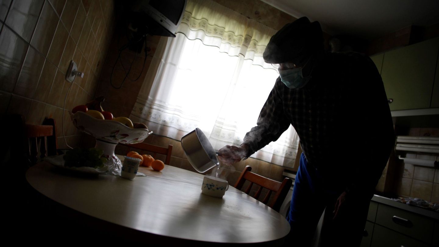 Un hombre se prepara un caldo en su casa durante el confinamiento. (EFE)