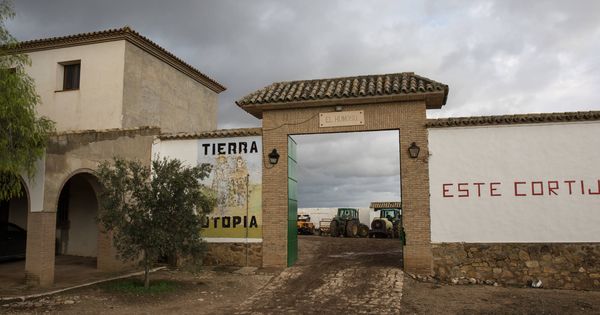Foto: Puerta de acceso al cortijo El Humar, la gran victoria social de Marinaleda. (D.B.)