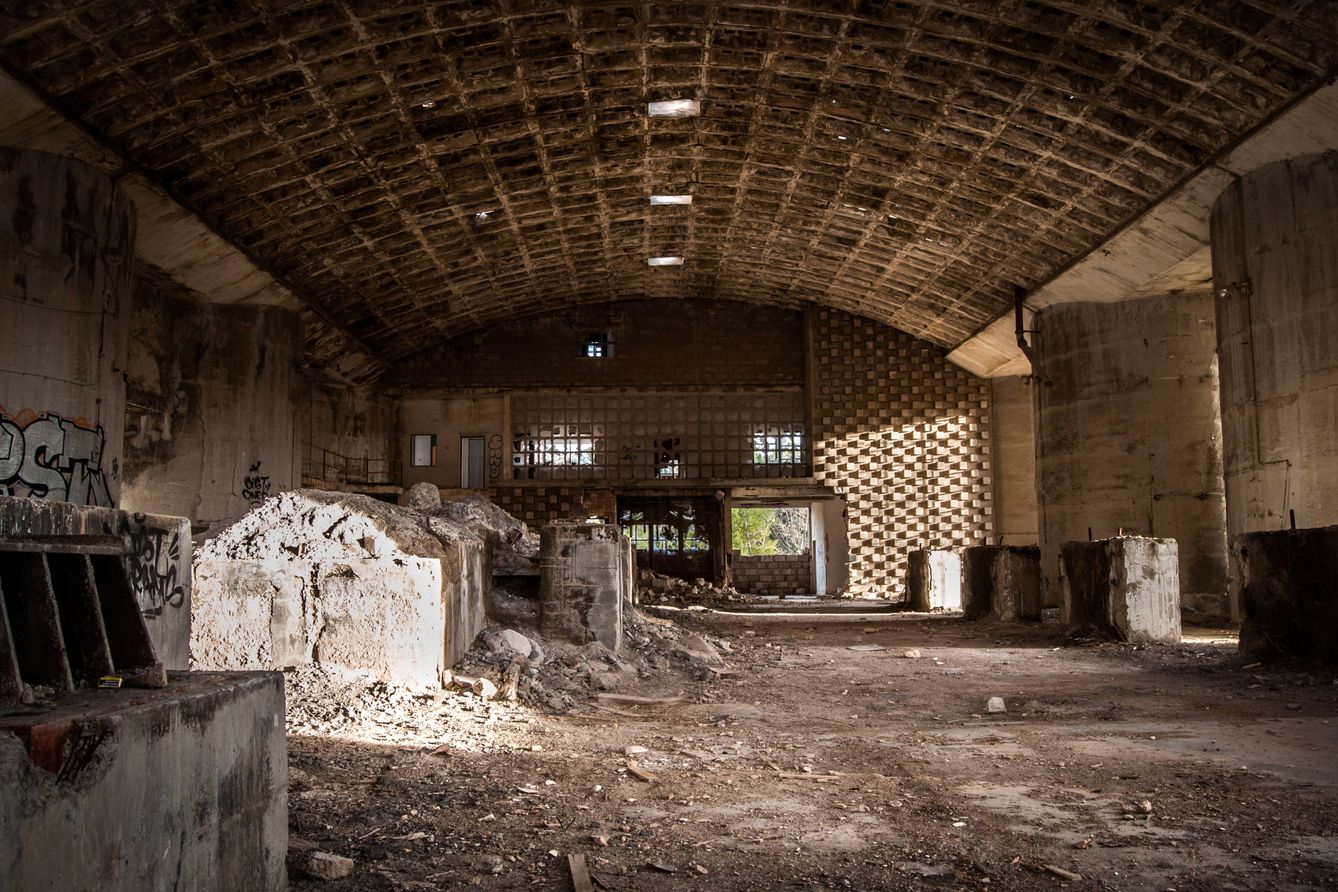 La antigua fábrica de Cementos Turia todavía se mantiene en pie pese a su estado de abandono. (Carmen Castellón)