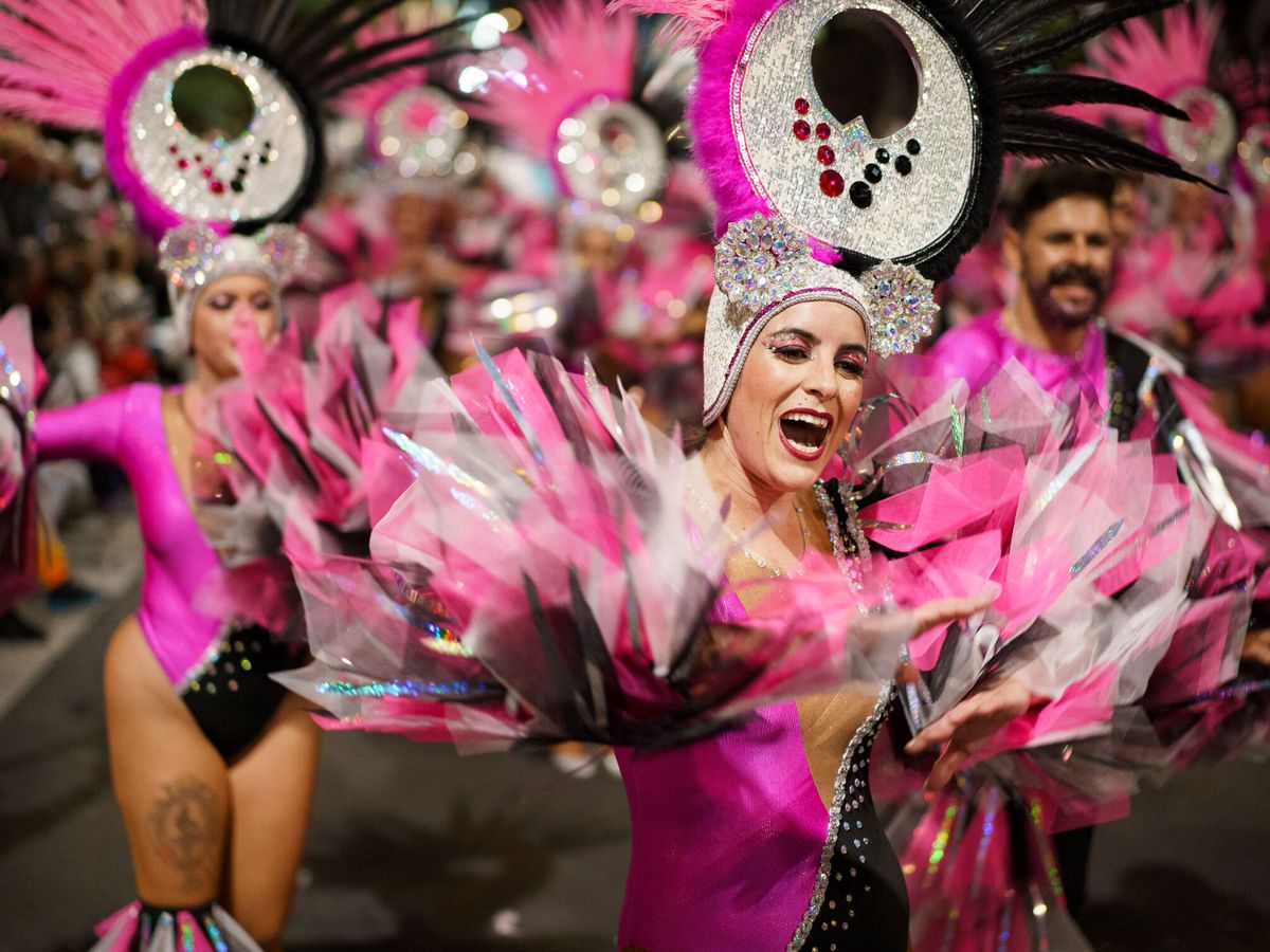Foto: Integrantes de la comparsa Cariocas en los carnavales de Santa Cruz de Tenerife. (EFE/Ramón de la Rocha)