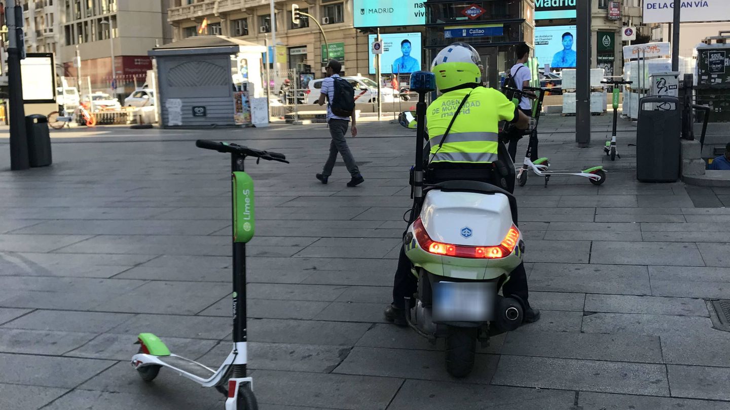 Patinete en la Plaza de Callao junto a una moto de los agentes de movilidad de Madrid (Foto: G. C.)