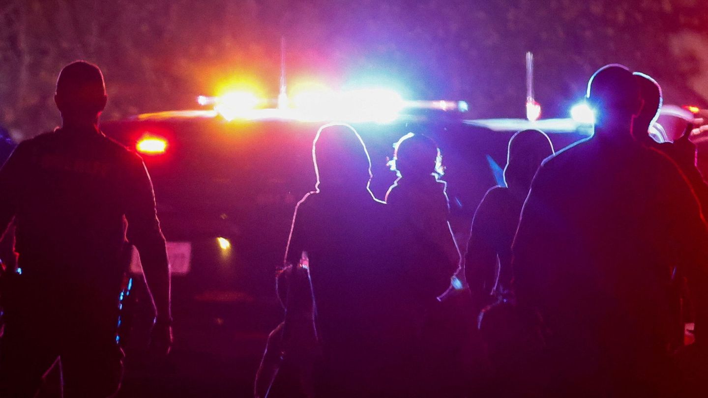 Los vecinos de Sacramento se acercan ante el despliegue policial despertado por el tiroteo en una iglesia con tres niñas dentro. Foto: Reuters