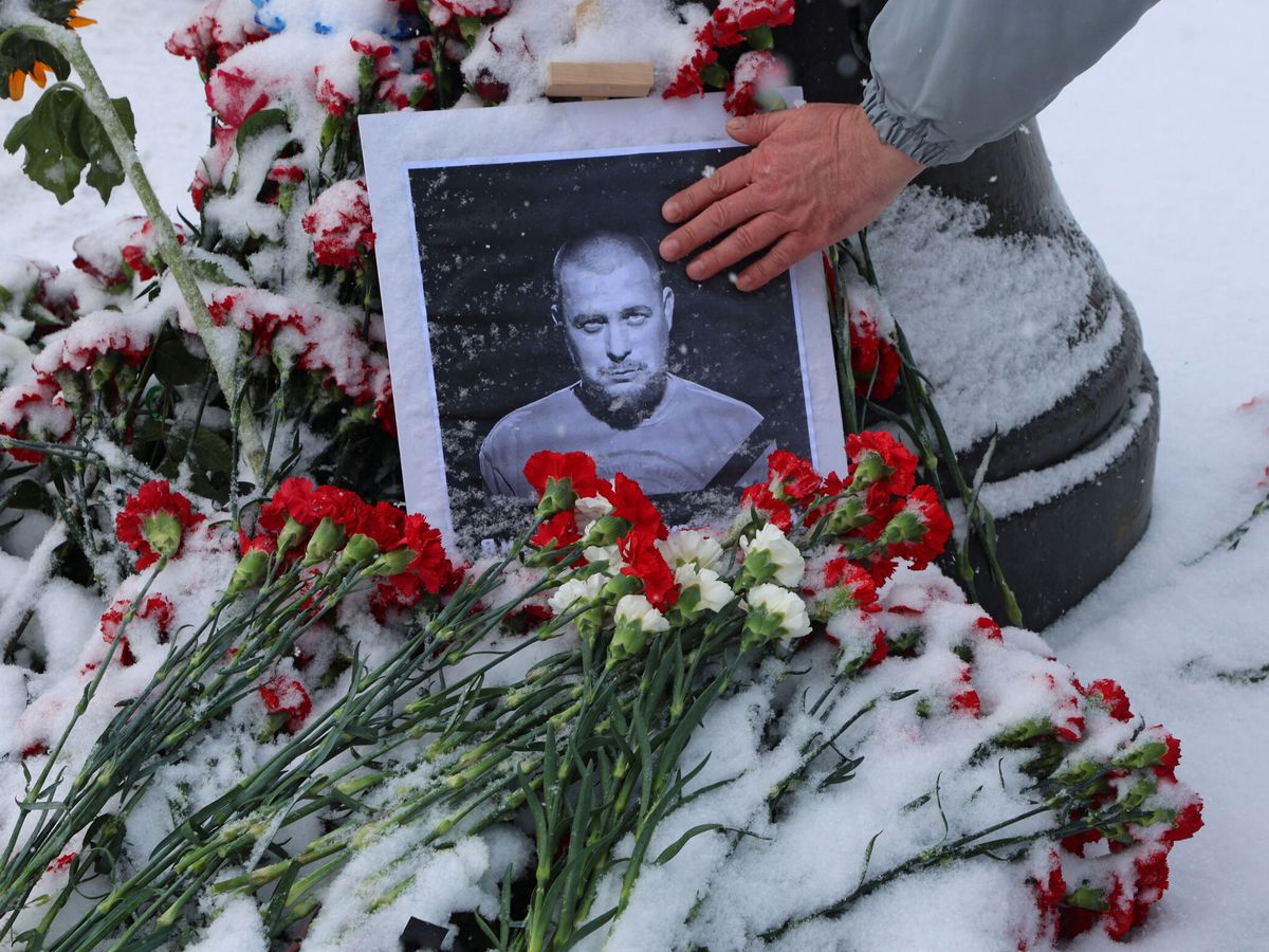 Foto: Retrato del bloguero ruso Vladlen Tatarsky después de su muerte en una cafetería de San Petersburgo. (Anton Vaganov/Reuters)