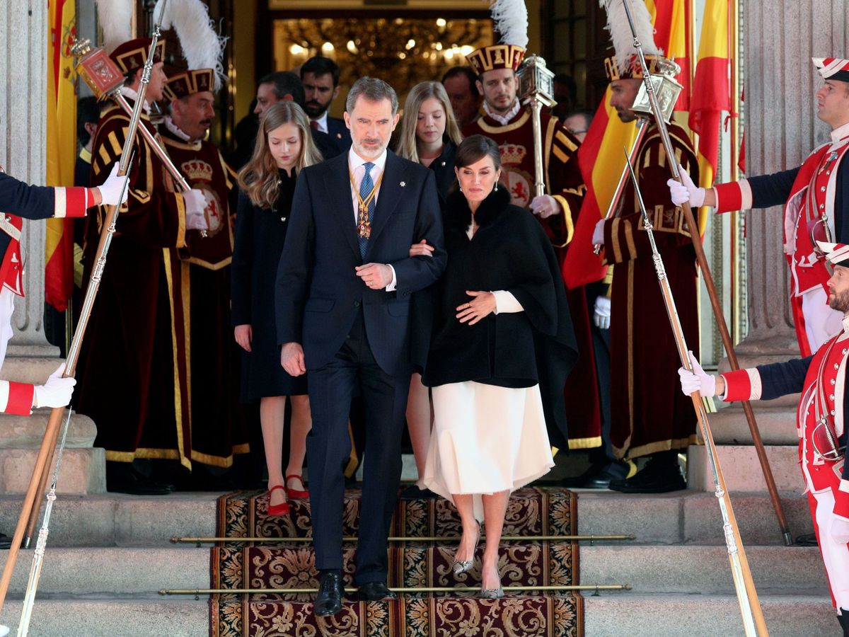 Foto: Los Reyes, junto a la princesa Leonor y la infanta Sofía, a su salida del Congreso de los Diputados. (EFE)