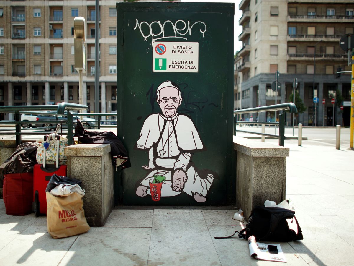 Foto: Un mural ilustrando al papa Francisco como un vagabundo pidiendo en Milán y titulado 'Cáritas'. (Reuters)