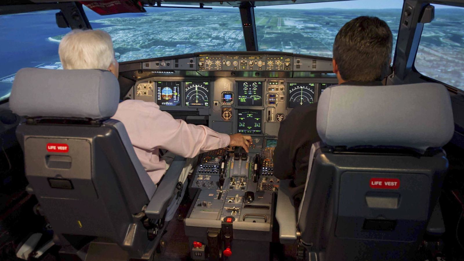 Foto: Cabina de un simulador de un A320. (EFE)